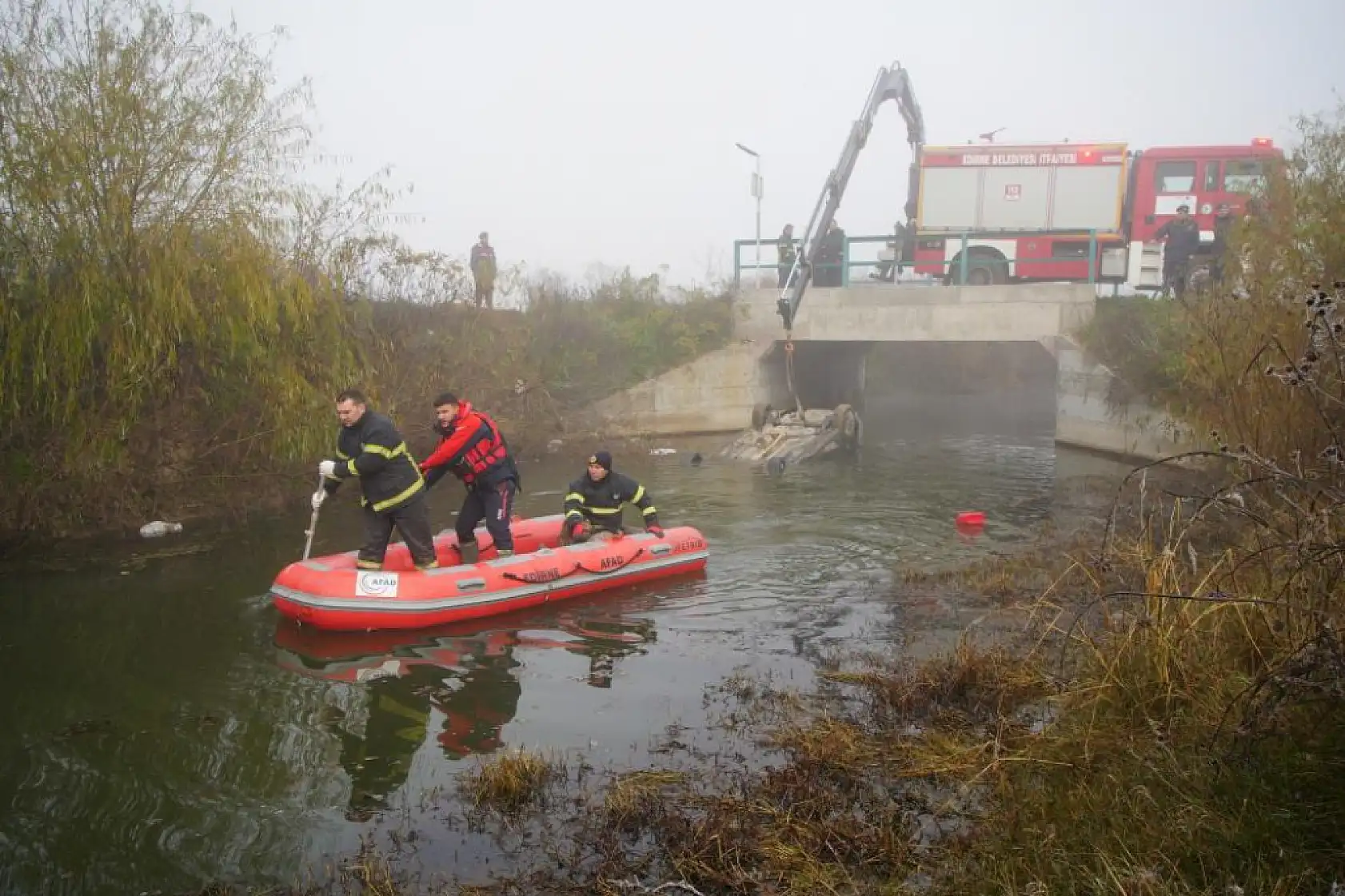 Kazada ölen arkadaşını araçta bırakıp kaçtılar