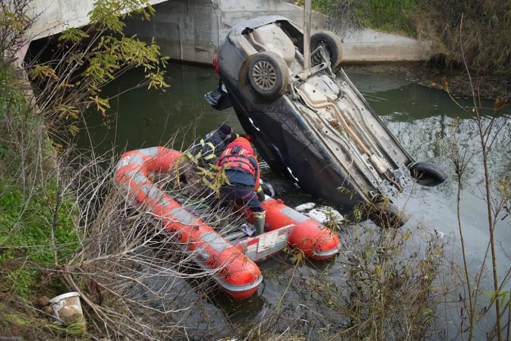 Kazada ölen arkadaşını araçta bırakıp kaçtılar