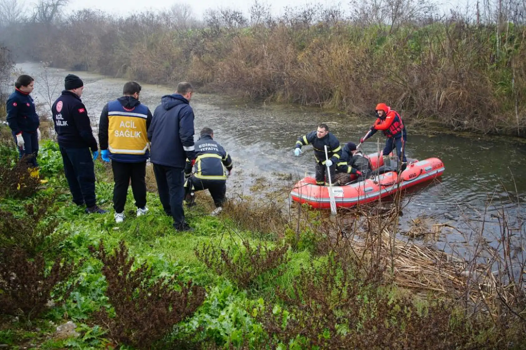 Kazada ölen arkadaşını araçta bırakıp kaçtılar