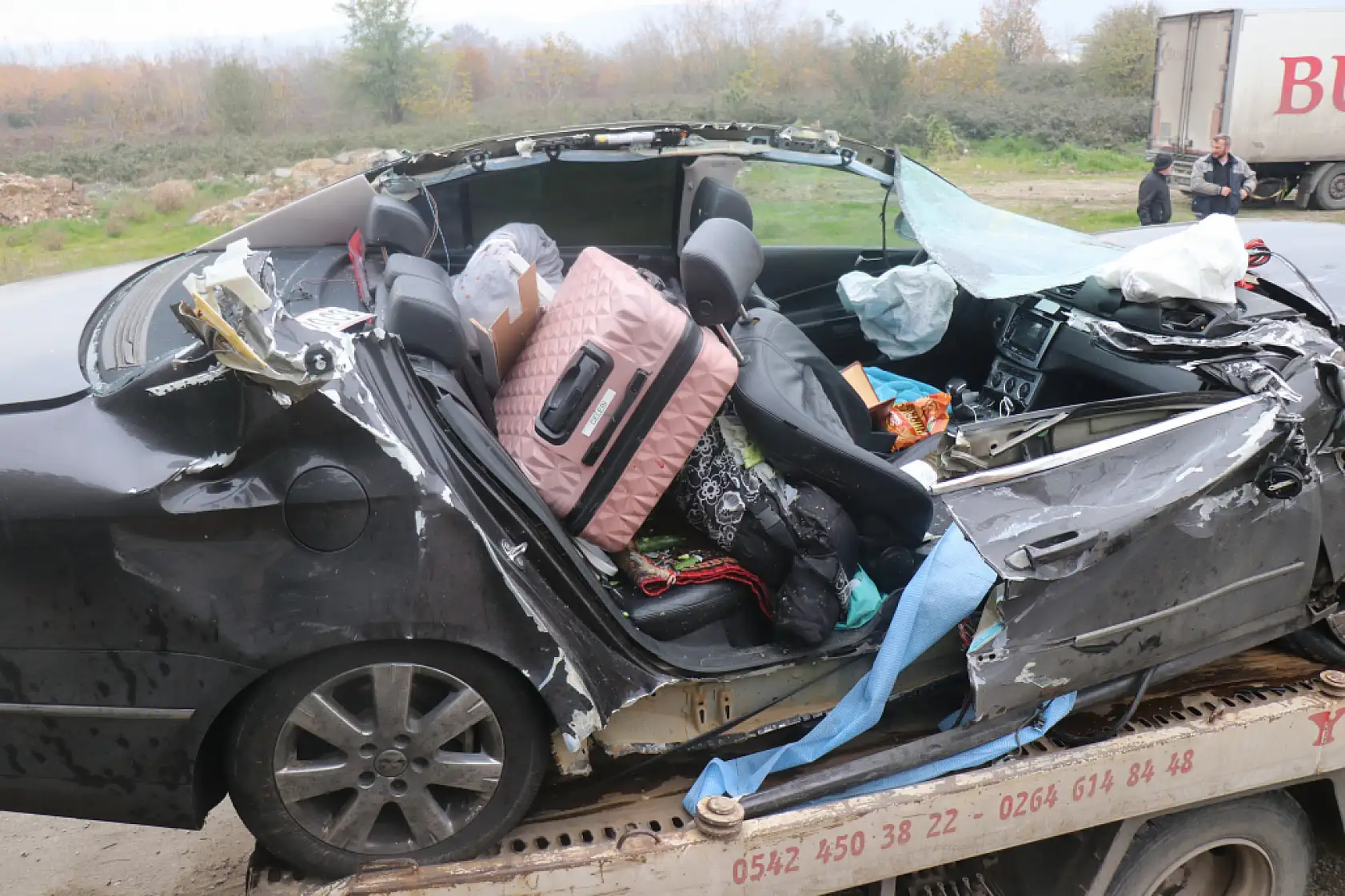 Tıra arkadan çarpan araç kağıt gibi ezildi: 1 ölü, 1 yaralı