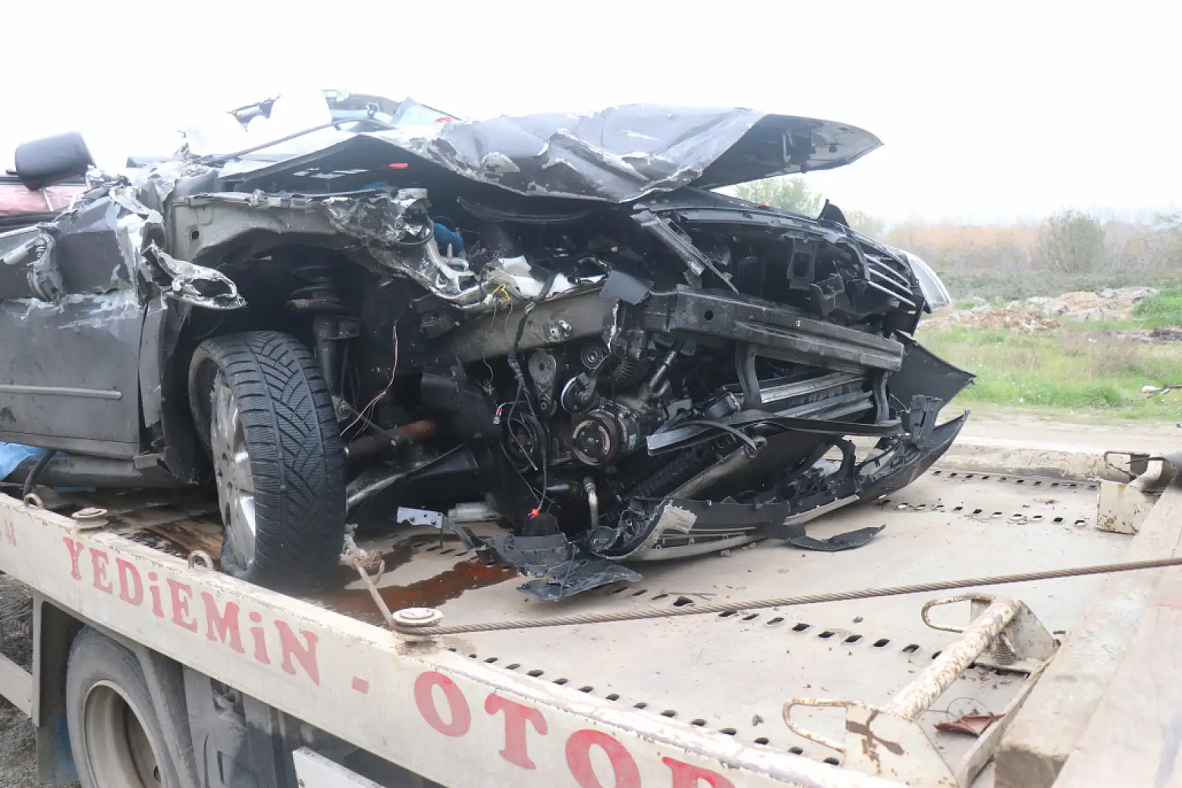 Tıra arkadan çarpan araç kağıt gibi ezildi: 1 ölü, 1 yaralı