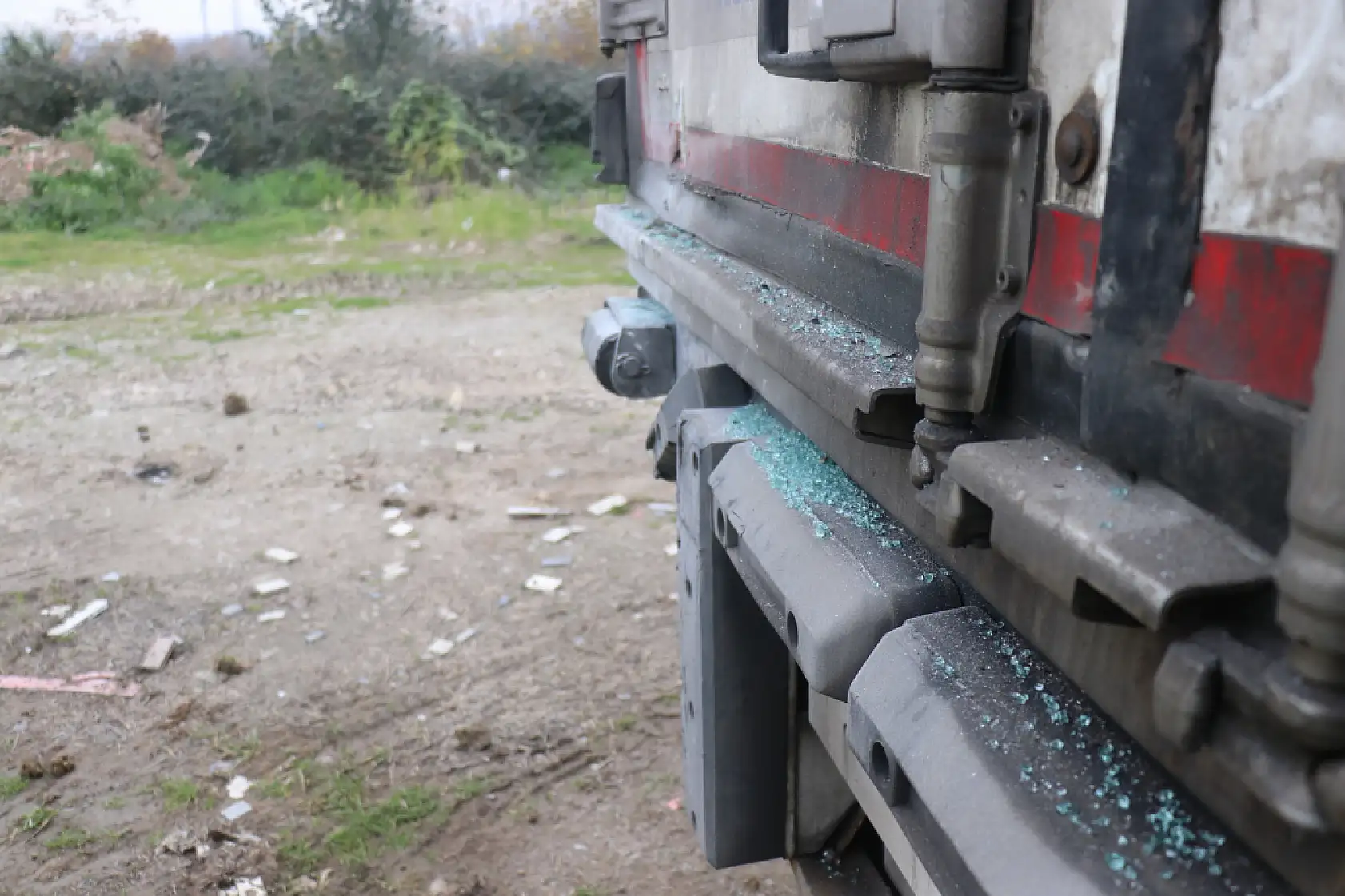 Tıra arkadan çarpan araç kağıt gibi ezildi: 1 ölü, 1 yaralı