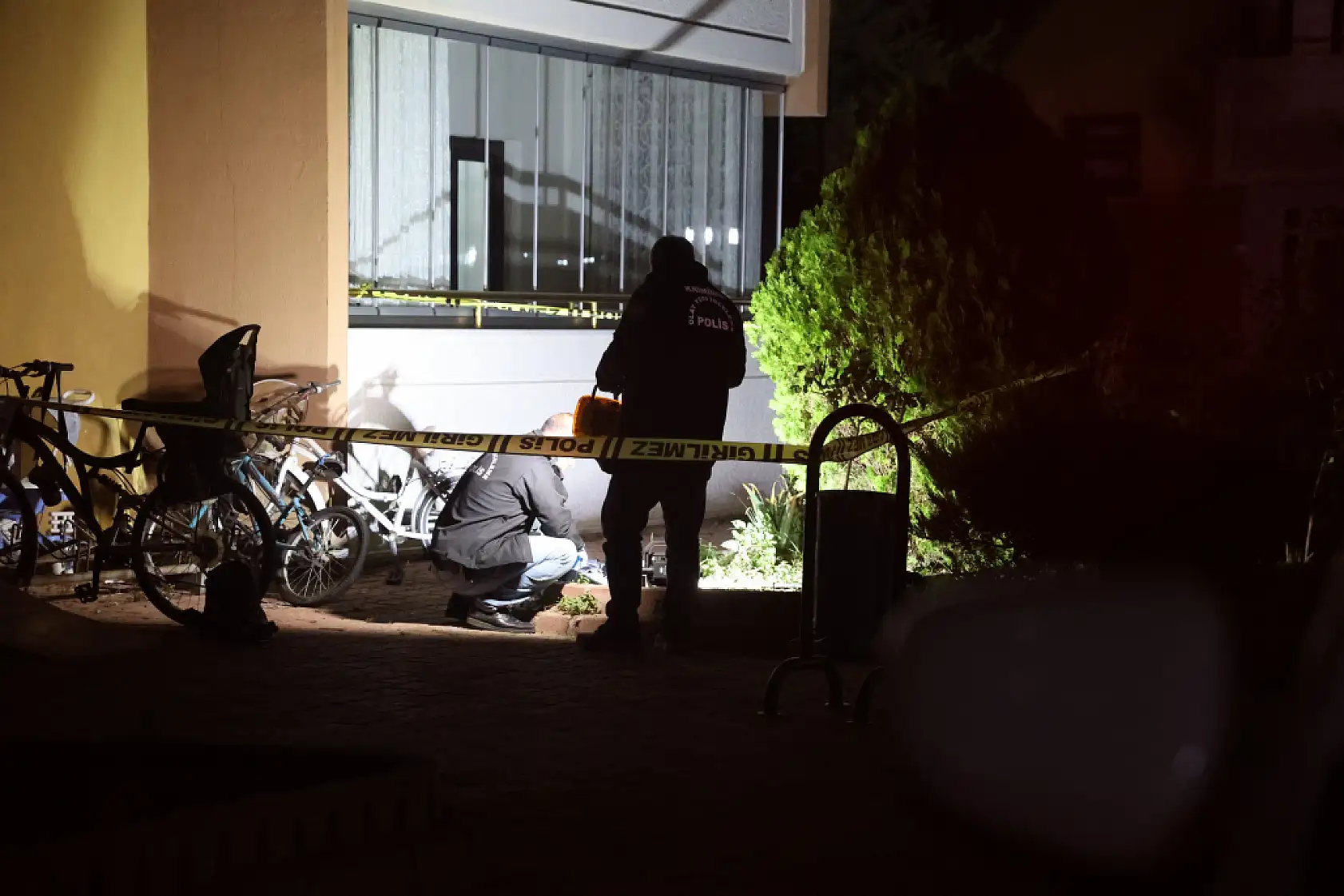 Karısını 22 bıçak darbesiyle öldüren zanlı, 'Kolumda Ebru yazıyo' diye kendini savundu