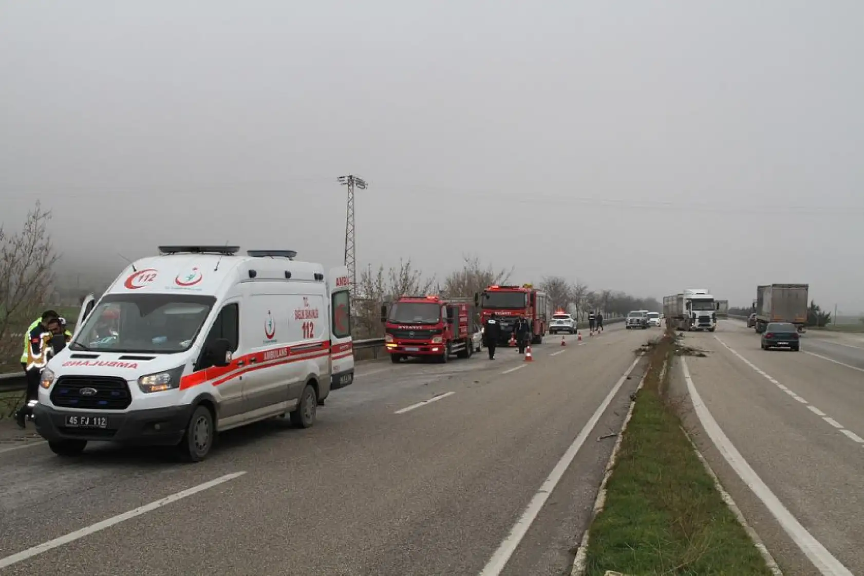 Kontrolden çıkan otomobil refüje ve bariyerlere çarptı: 1 ölü, 1 yaralı