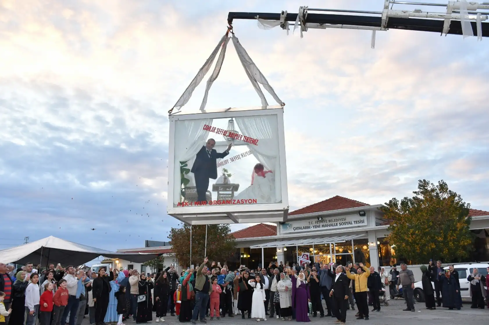 Fethiye'de sıra dışı düğün: Gelin ve damat cam vitrinde