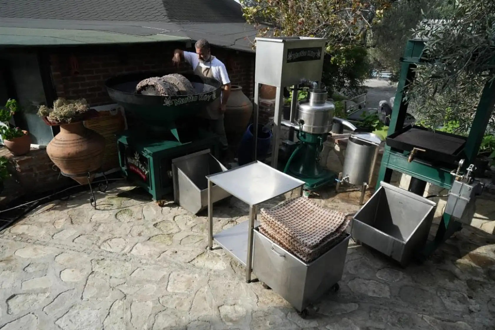 Zeytinyağında dededen kalma 'taş baskı' yöntemini yaşatıyor