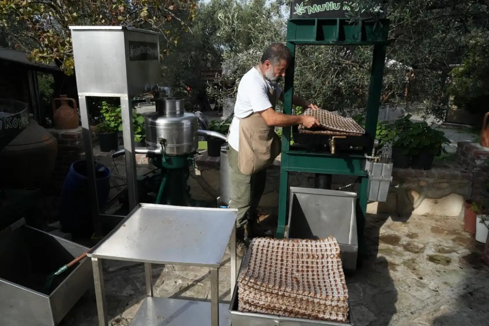 Zeytinyağında dededen kalma 'taş baskı' yöntemini yaşatıyor