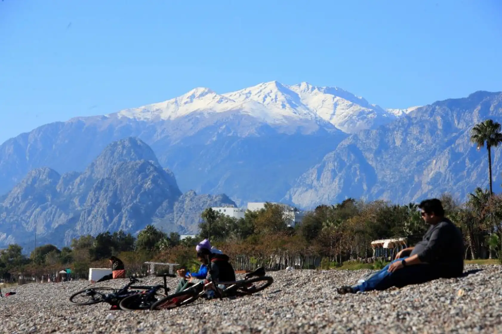 Türkiye karla mücadele ederken Antalya'da deniz sefası