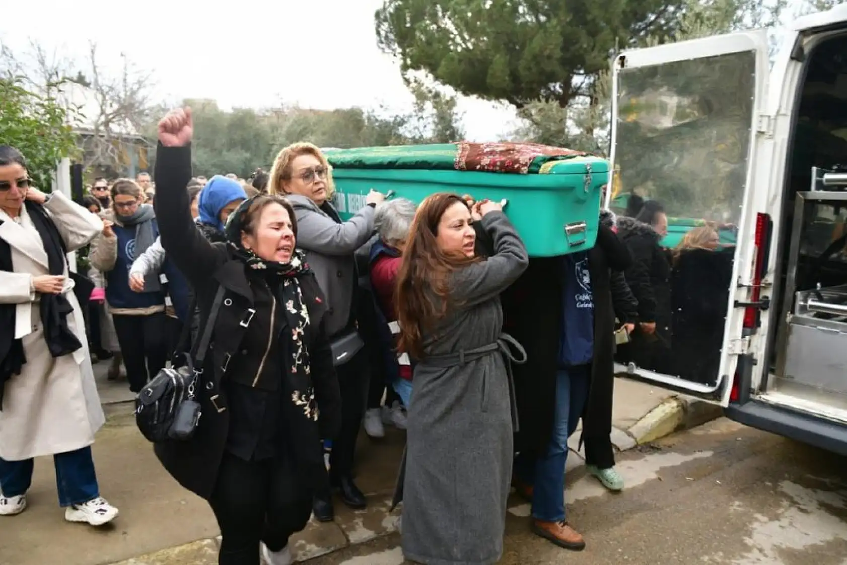 Eşi tarafından öldürülen kadının tabutunu kadınlar taşıdı
