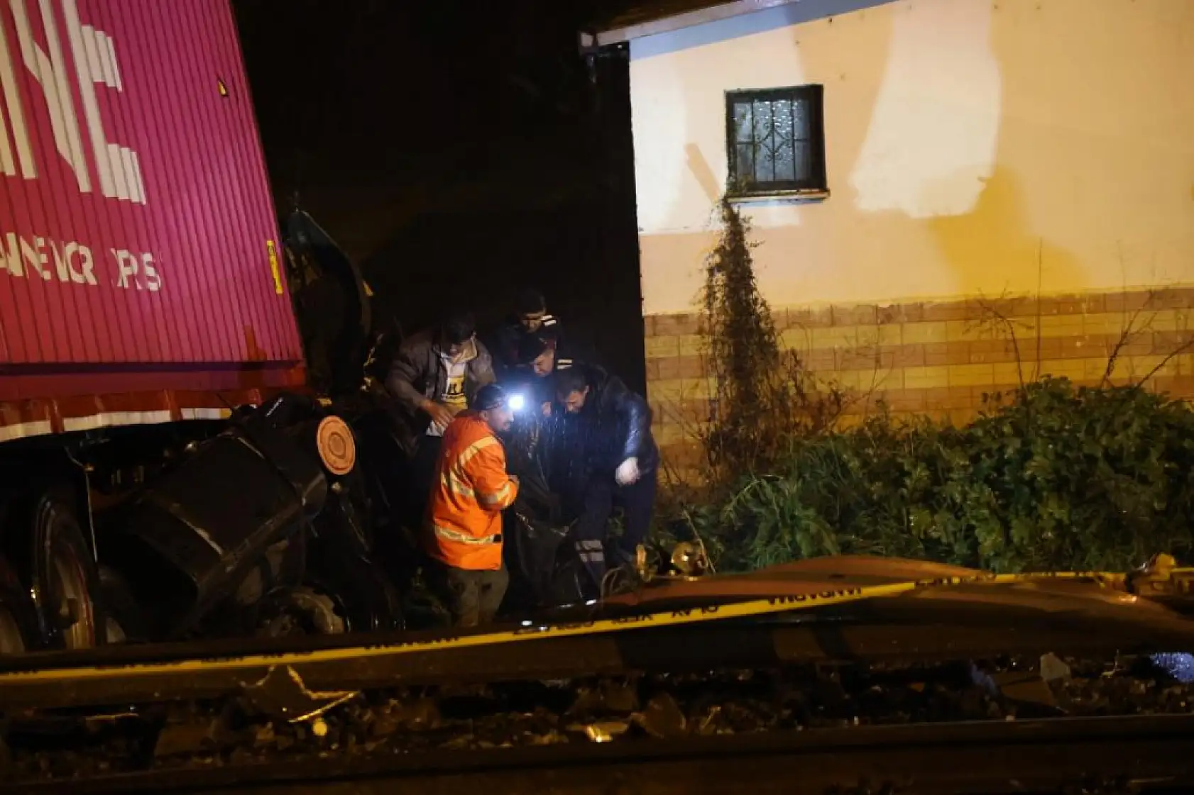 Kontrolden çıkan tırın raylara uçtuğu kazada tren seferleri durduruldu: 1 ölü