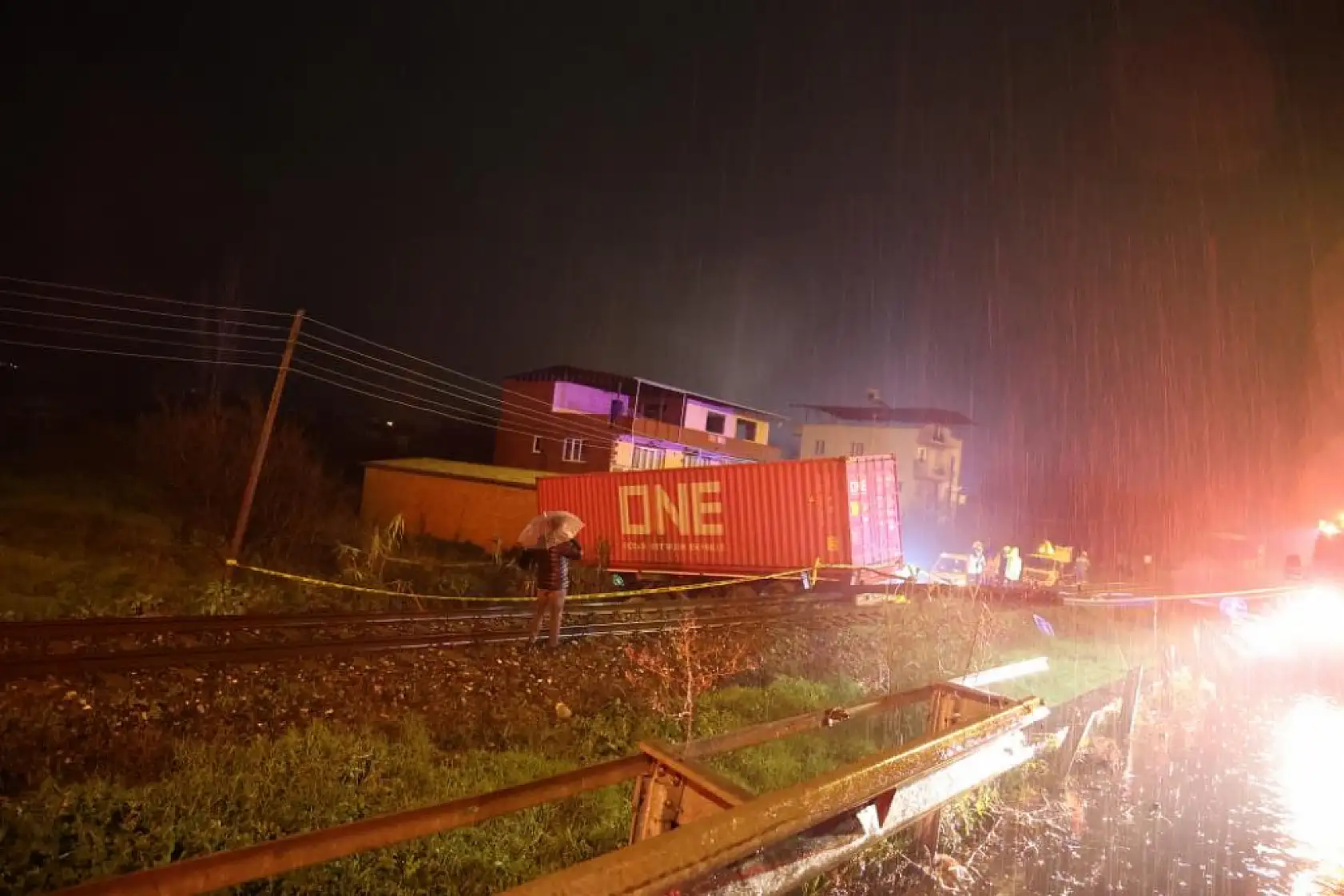 Kontrolden çıkan tırın raylara uçtuğu kazada tren seferleri durduruldu: 1 ölü