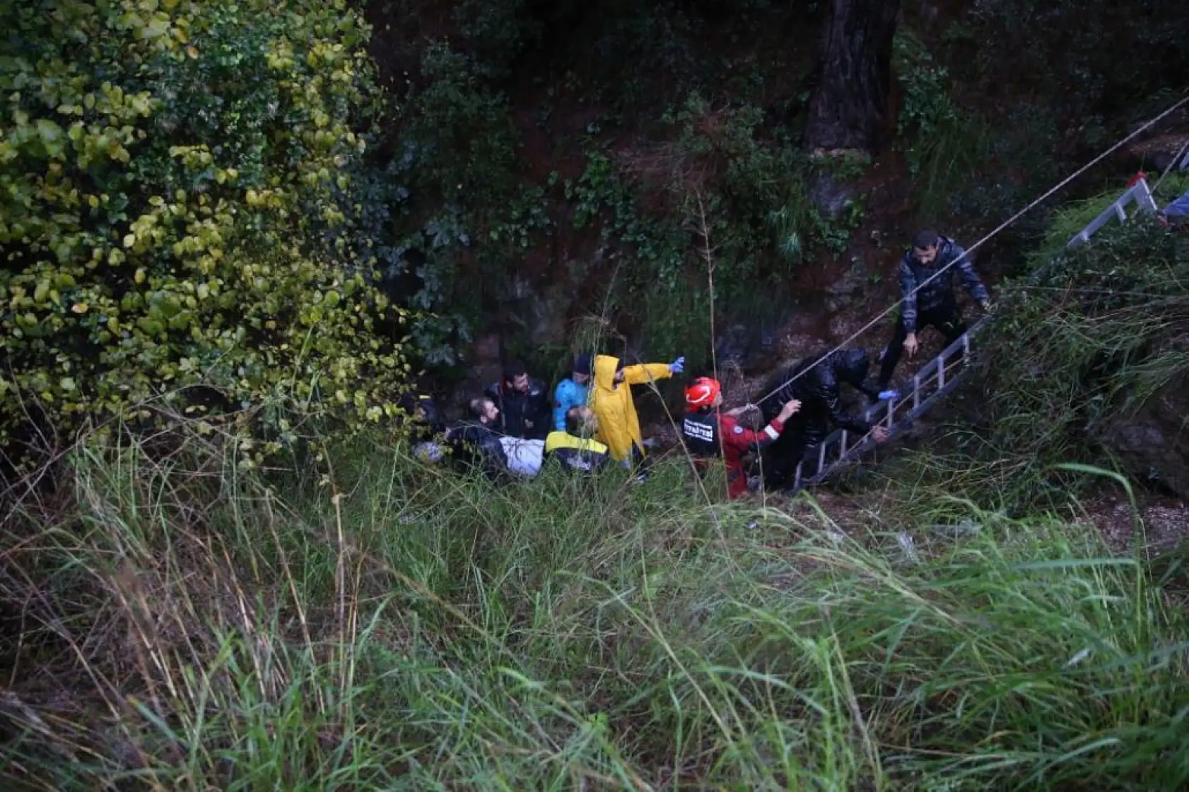 Fethiye'de otomobil uçuruma düştü