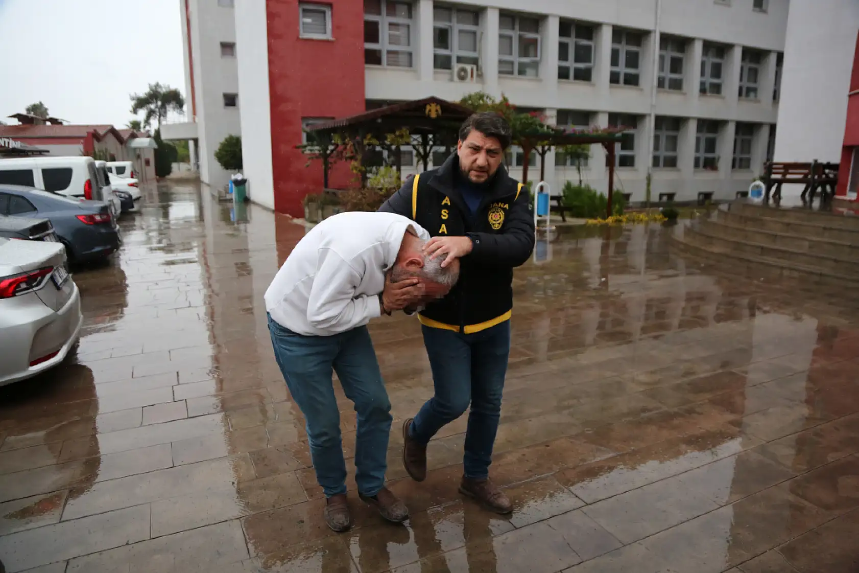 Kaçak sigara göndermek isterken kargo şubesi müdürünü öldüren şüpheli tutuklandı