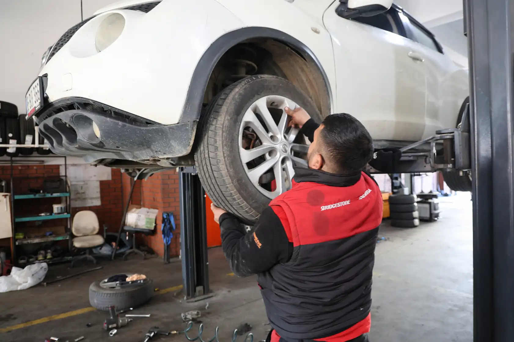 Kış lastiğinin zorunlu olmadığı şehirde yollar yıllar sonra buz tuttu, oto lastikçileri ek mesai yaptı