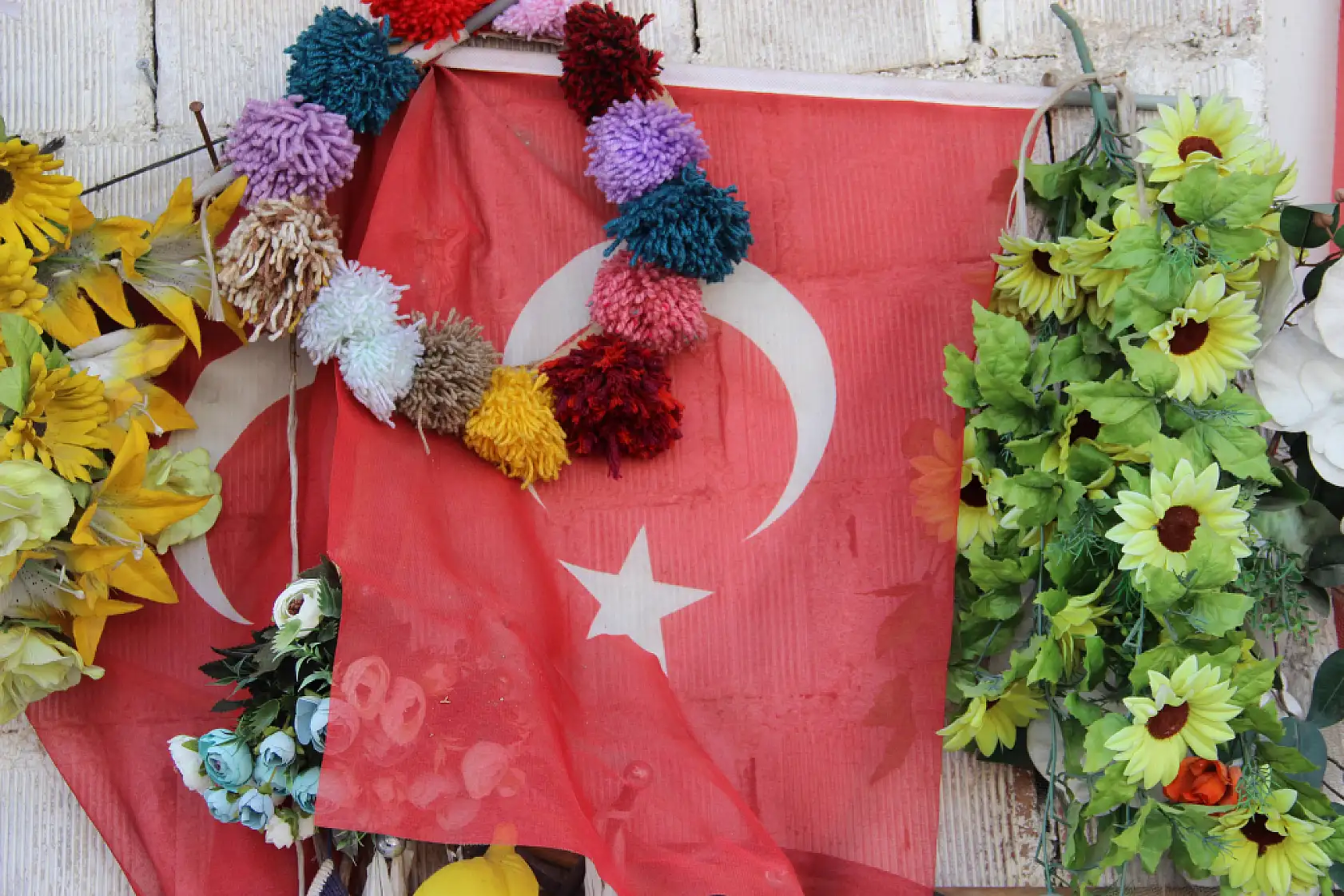 79 yaşındaki adamın bayrak hassasiyeti: Atık toplarken bulduğu bayrakları evinin duvarına asıyor