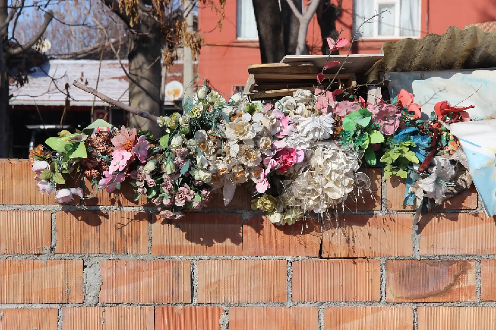 79 yaşındaki adamın bayrak hassasiyeti: Atık toplarken bulduğu bayrakları evinin duvarına asıyor