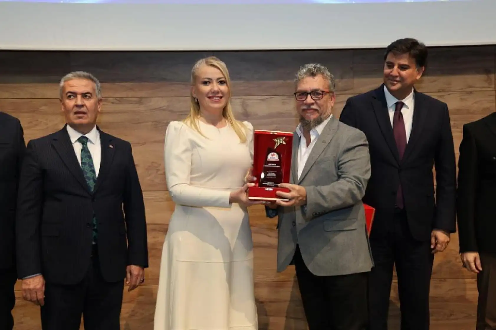 Başkan Şeniz Doğan'a EGF'den ödül