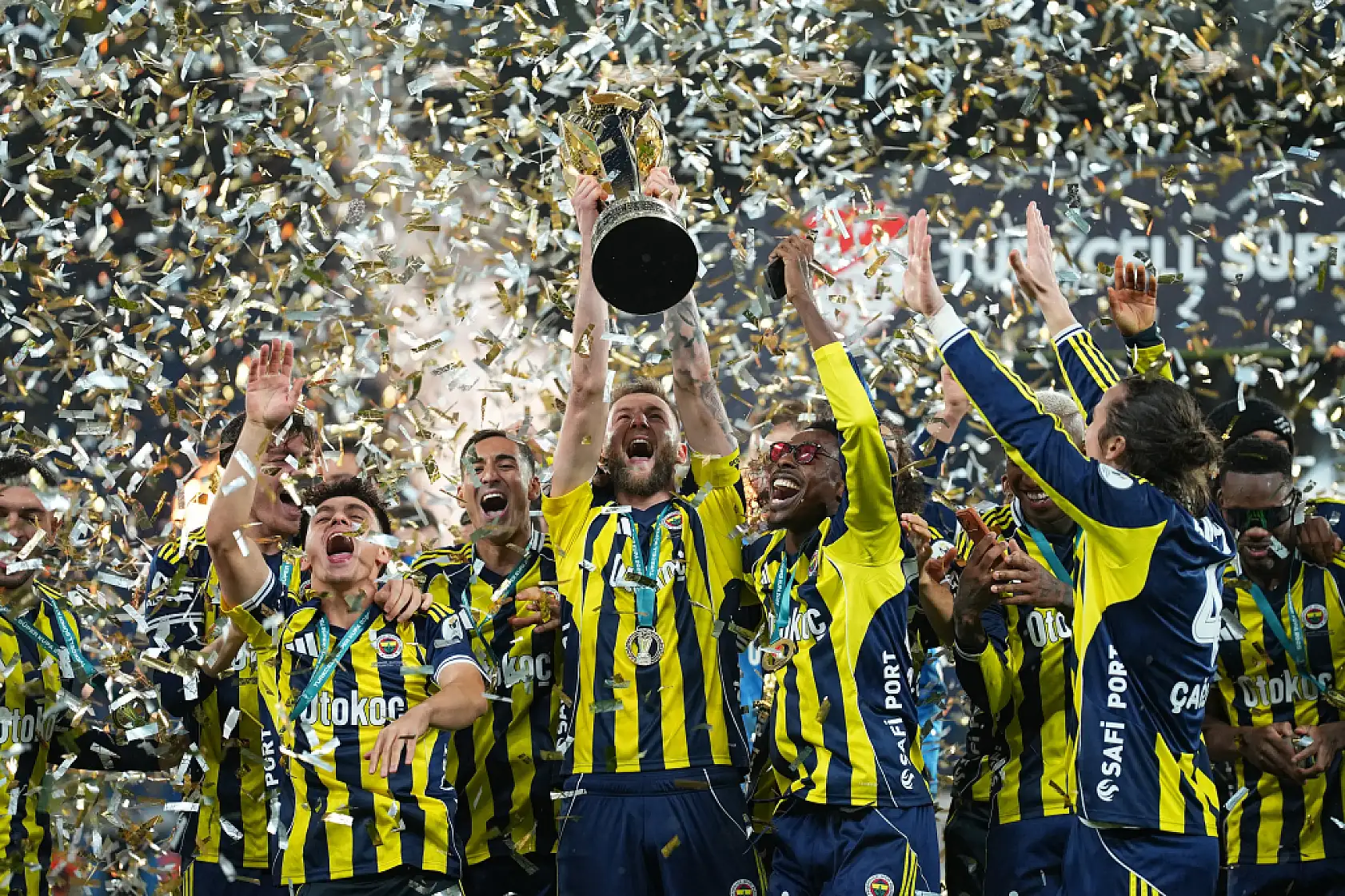 Fenerbahçe, kupayı kaldırdı