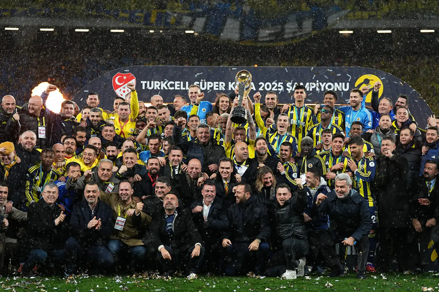 Fenerbahçe, kupayı kaldırdı