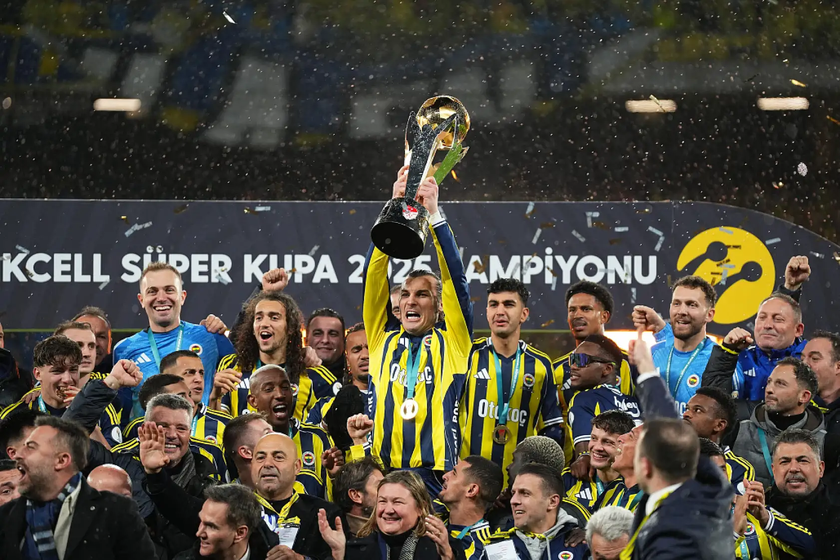 Fenerbahçe, kupayı kaldırdı
