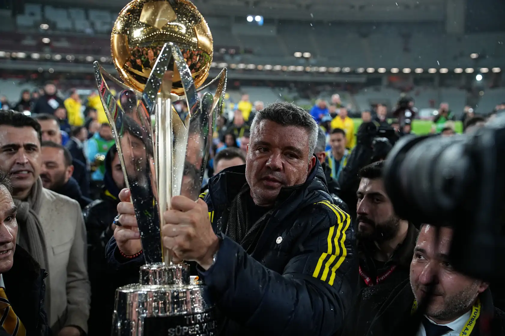 Fenerbahçe, kupayı kaldırdı