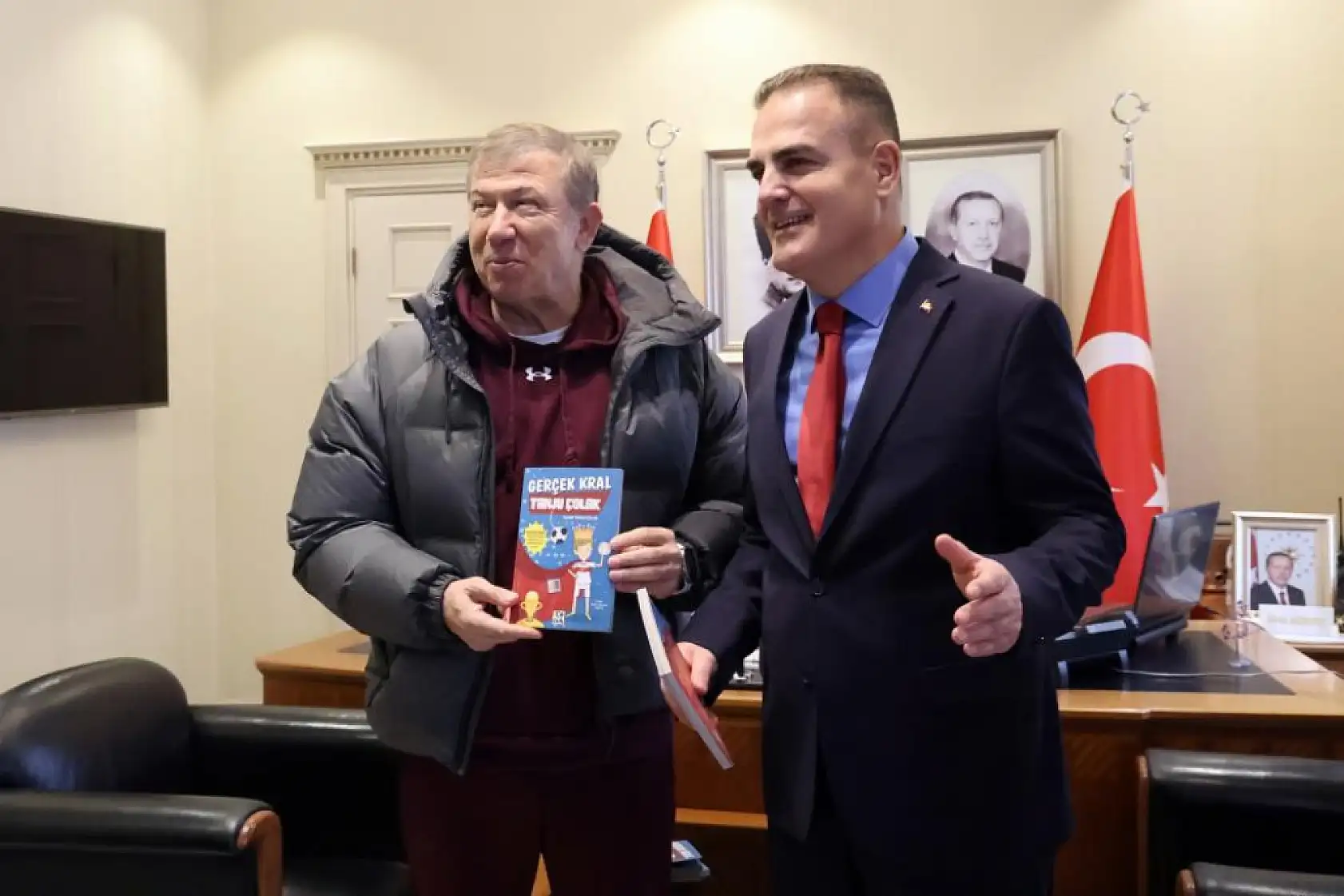 Futbolun efsane ismi Vali Akbıyık'a 'Gerçek Kral Tanju Çolak' kitabını hediye etti