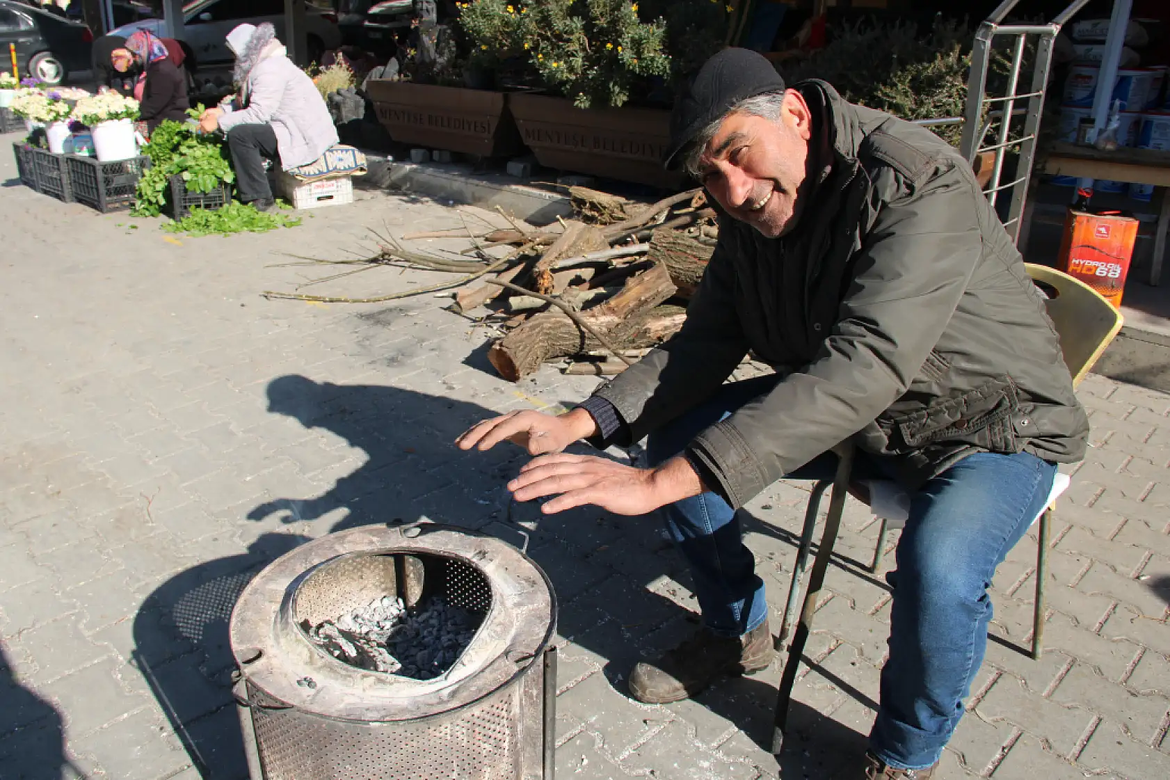 Muğla'da esnaflar dondurucu soğuğa karşı çareyi ateş yakmakta buldu