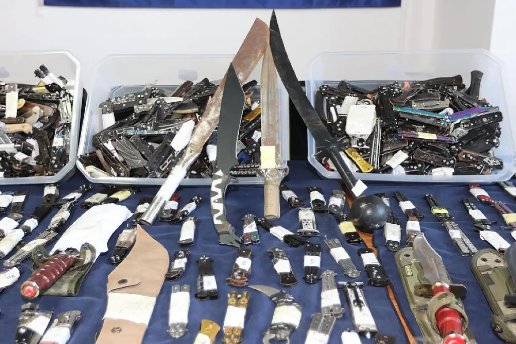 Muğla otogarlarında bir yılda cephanelik gibi bıçak ve silah ele geçirildi