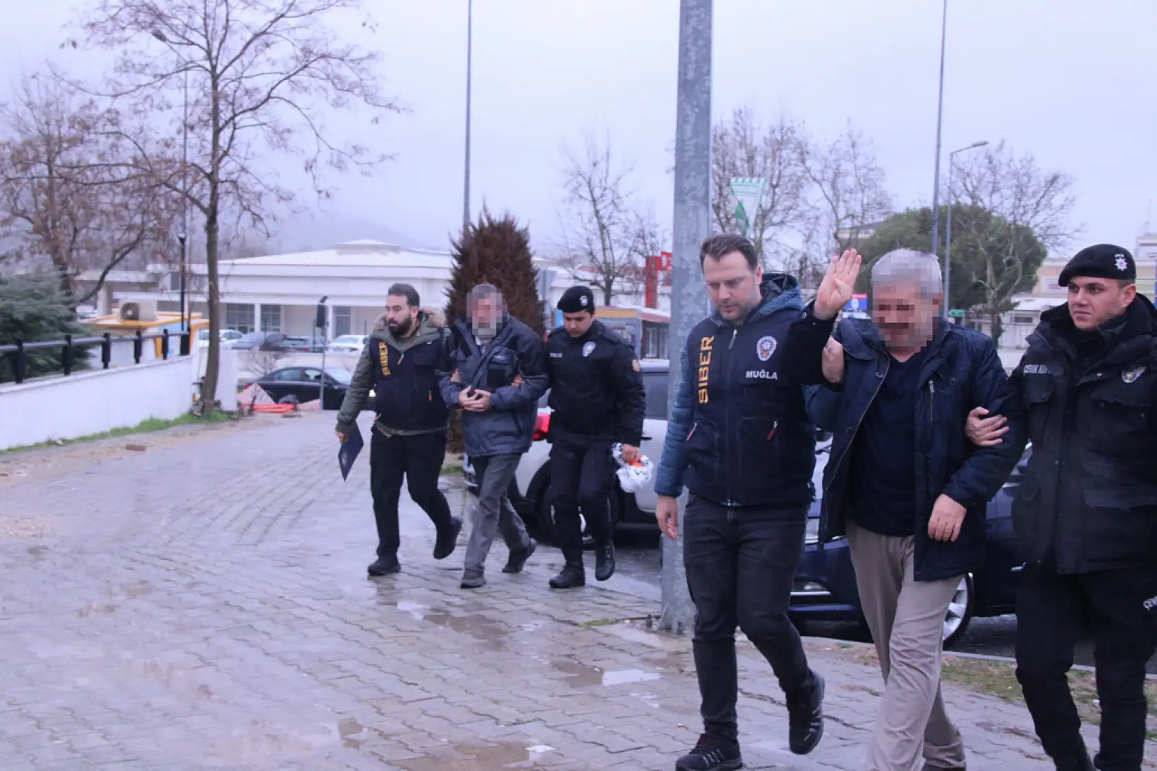 Muğla'da sahte hesap üzerinden 'Devlet Büyüklerine Hakaret' şüphelileri adliyeye sevk edildi