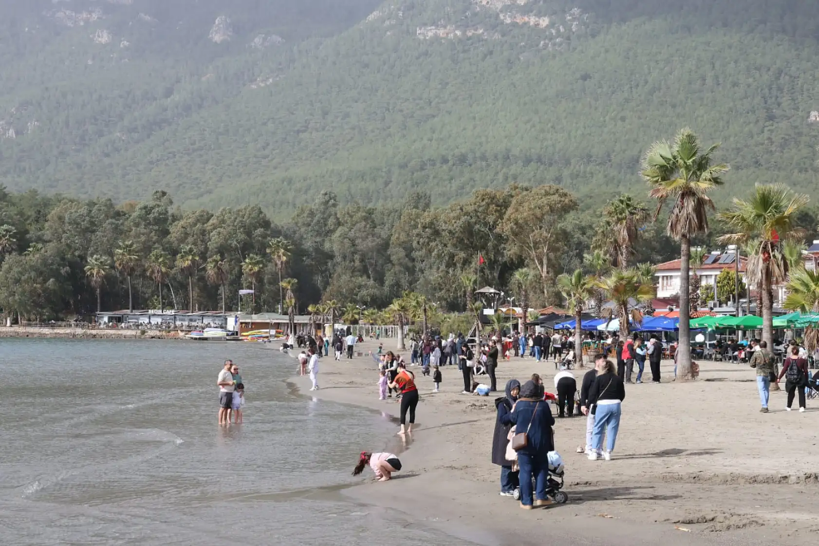 Akyaka'da güneşli hava sahilleri doldurdu
