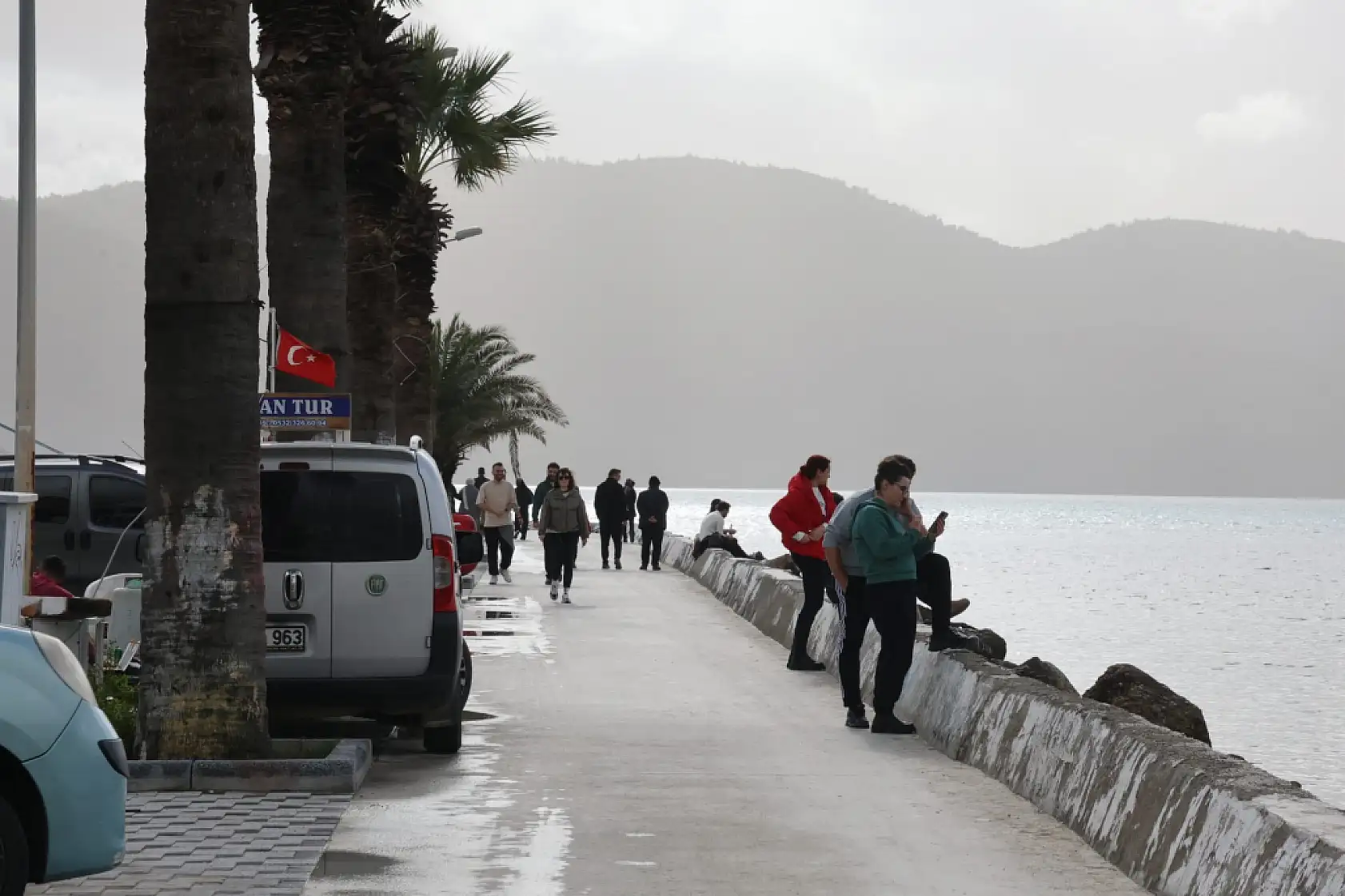 Akyaka'da güneşli hava sahilleri doldurdu