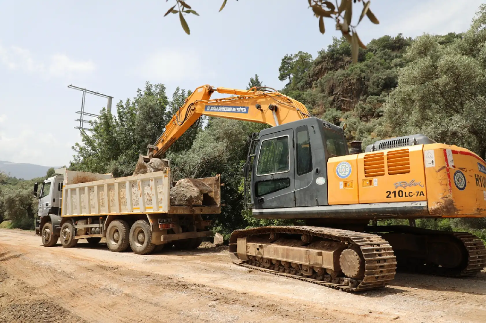 Muğla Büyükşehir Kırsalda Konfor ve Güvenliği Artırıyor: Karahayıt'ta Yol Çalışmaları Devam Ediyor
