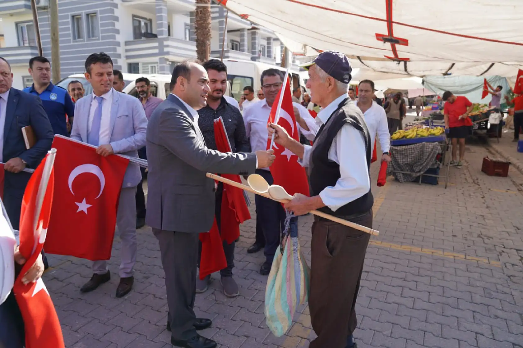 Başkan Akdenizli'den Esnaf ve Vatandaşlara Türk Bayrağı