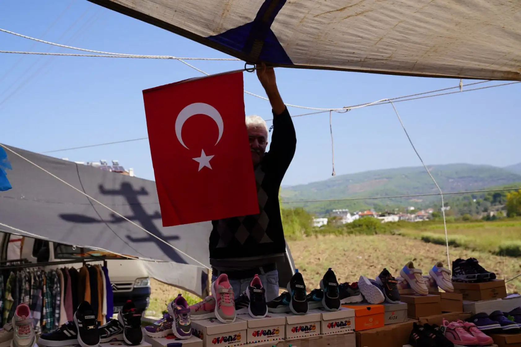 Başkan Akdenizli'den Esnaf ve Vatandaşlara Türk Bayrağı