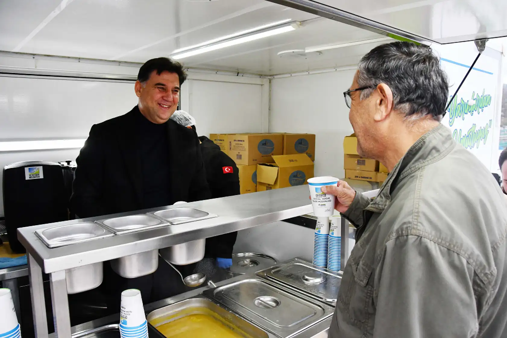 Fethiye Cuma Pazarı'nda vatandaşlara sıcak çorba ikramı yapıldı