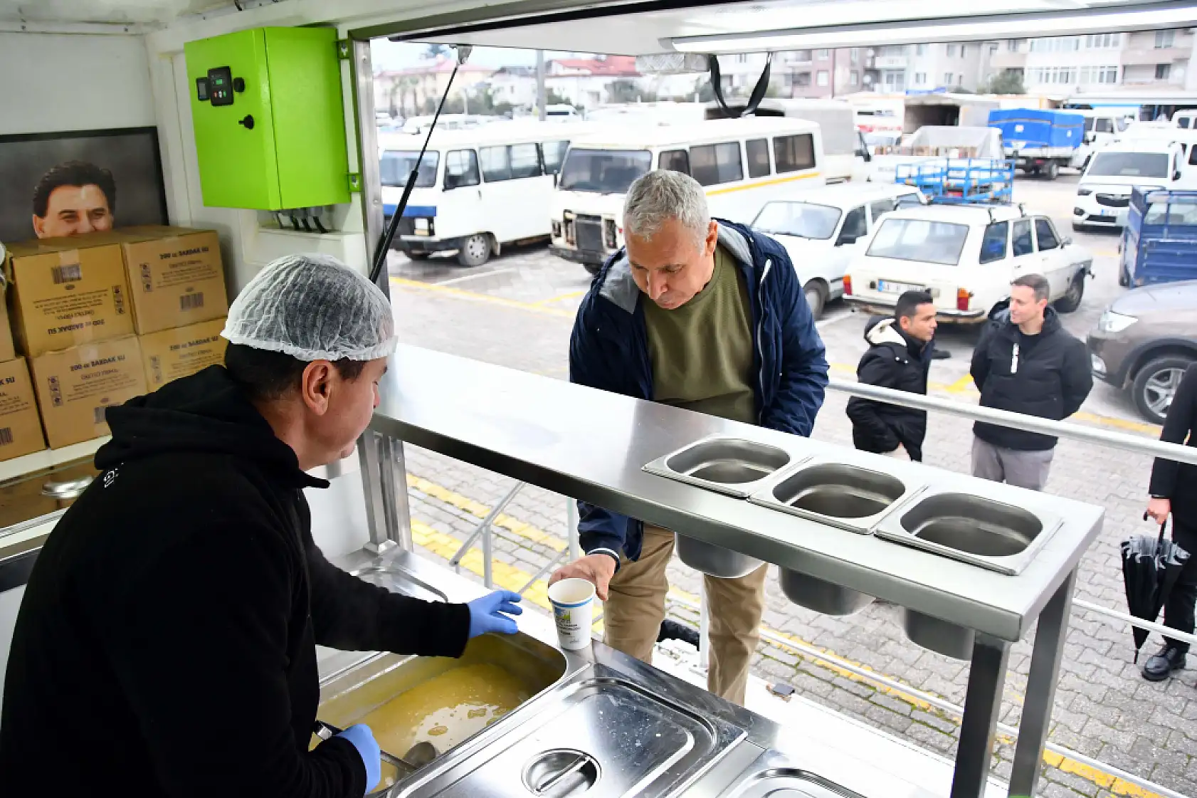 Fethiye Cuma Pazarı'nda vatandaşlara sıcak çorba ikramı yapıldı