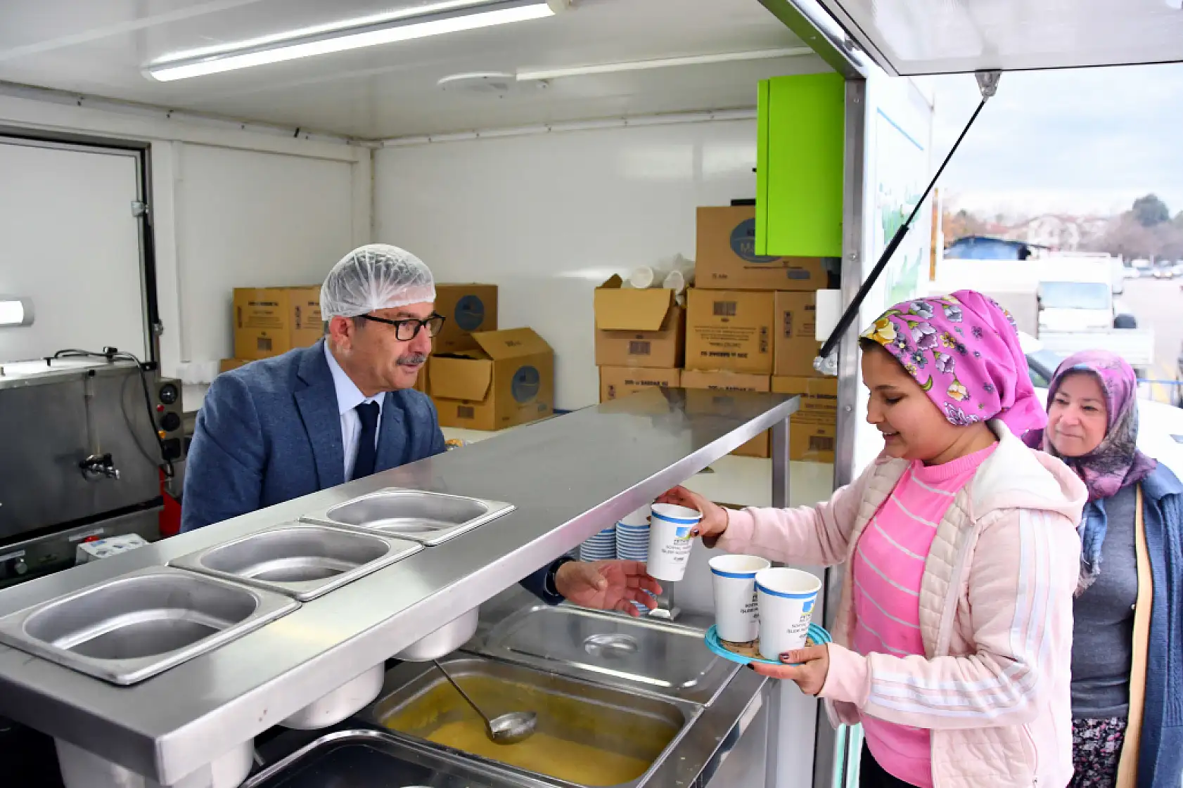 Fethiye Cuma Pazarı'nda vatandaşlara sıcak çorba ikramı yapıldı