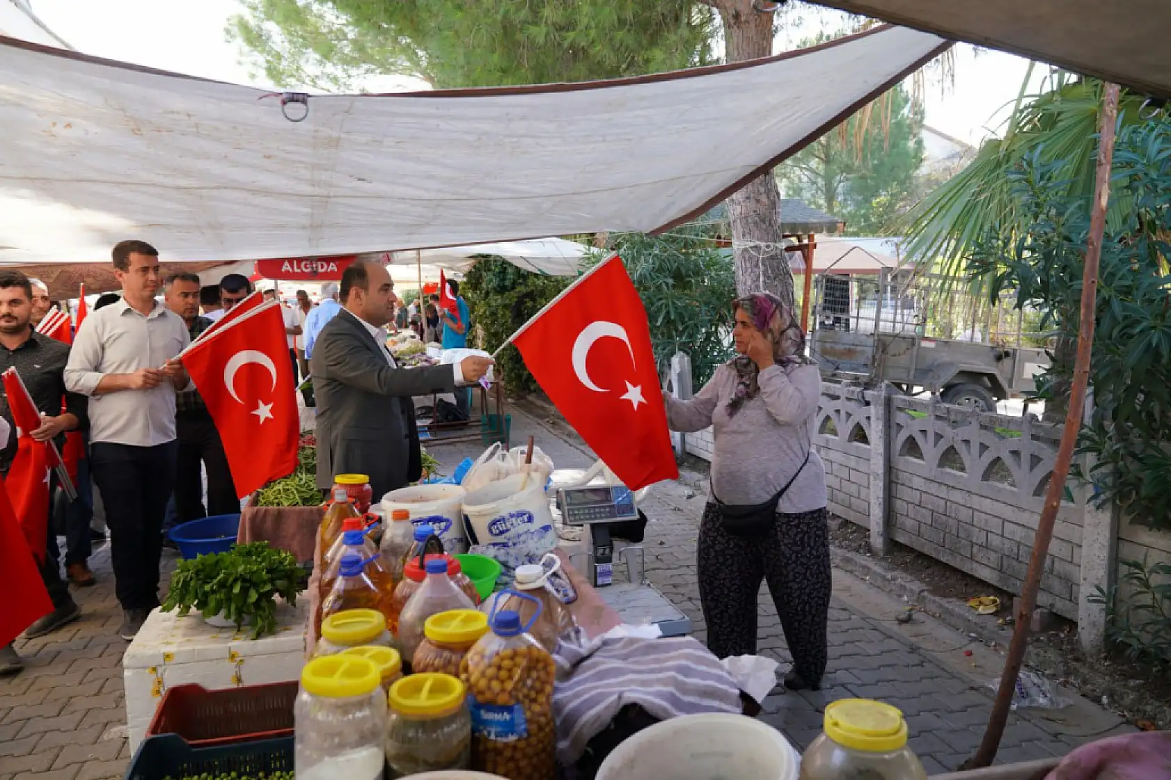 Başkan Akdenizli'den Esnaf ve Vatandaşlara Türk Bayrağı