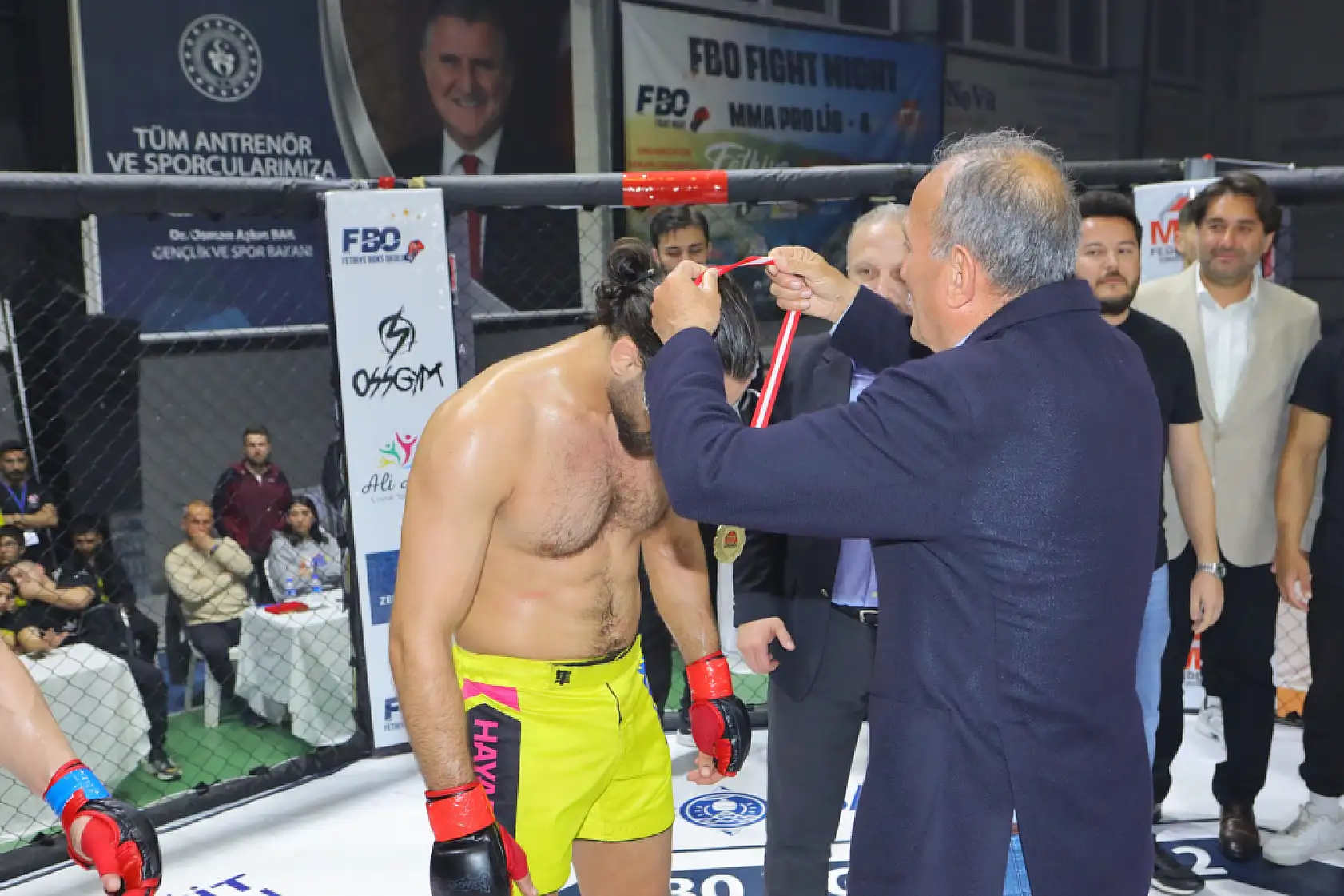 Saatcı: MMA pro lig 4 Dövüşlerinde Dereceye Giren Sporculara Madalyalarını Verdi