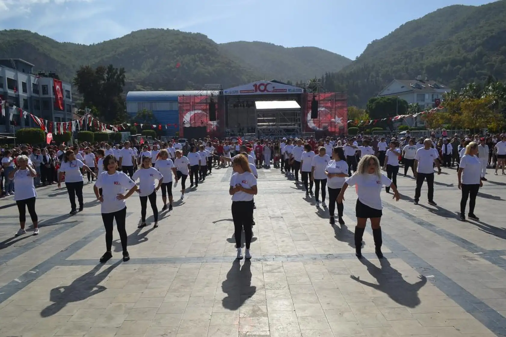 Fethiye'de 100 Kişi ile Zeybek Gösterisi Yapıldı