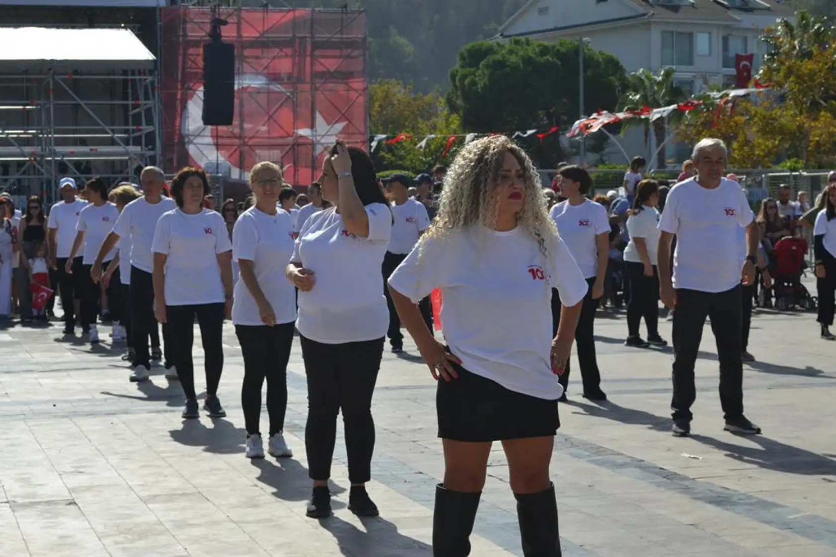 Fethiye'de 100 Kişi ile Zeybek Gösterisi Yapıldı