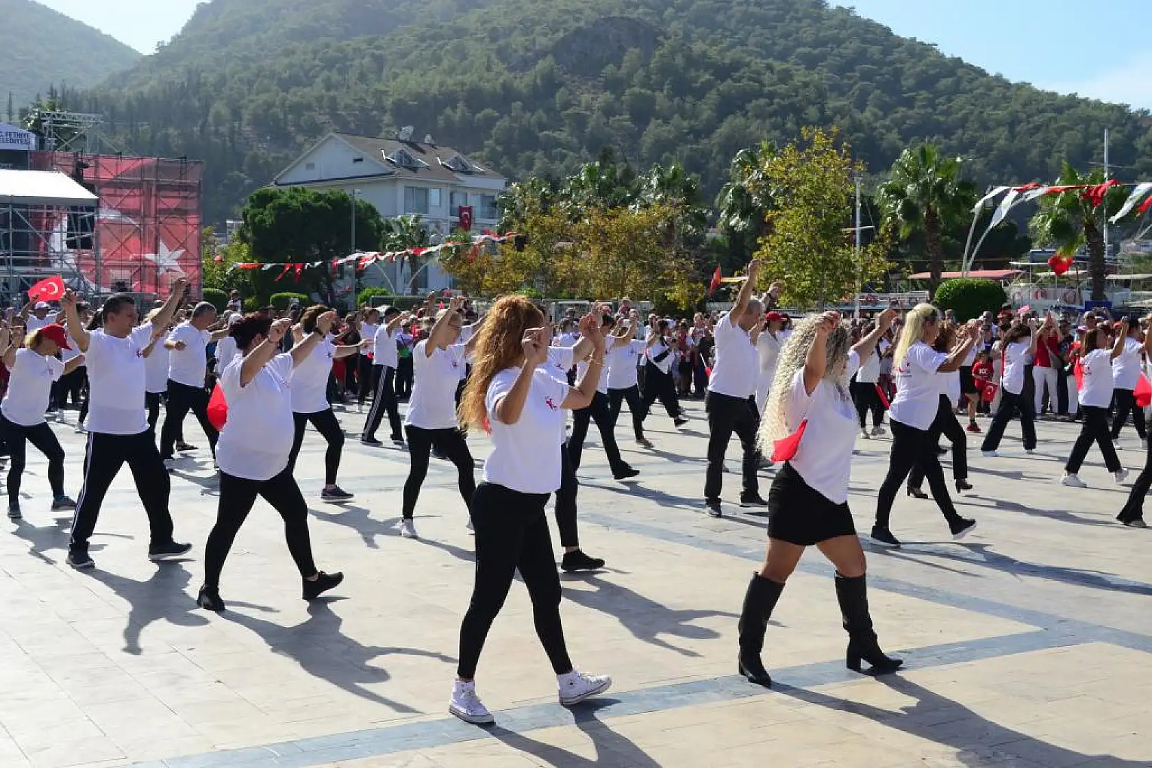 Fethiye'de 100 Kişi ile Zeybek Gösterisi Yapıldı