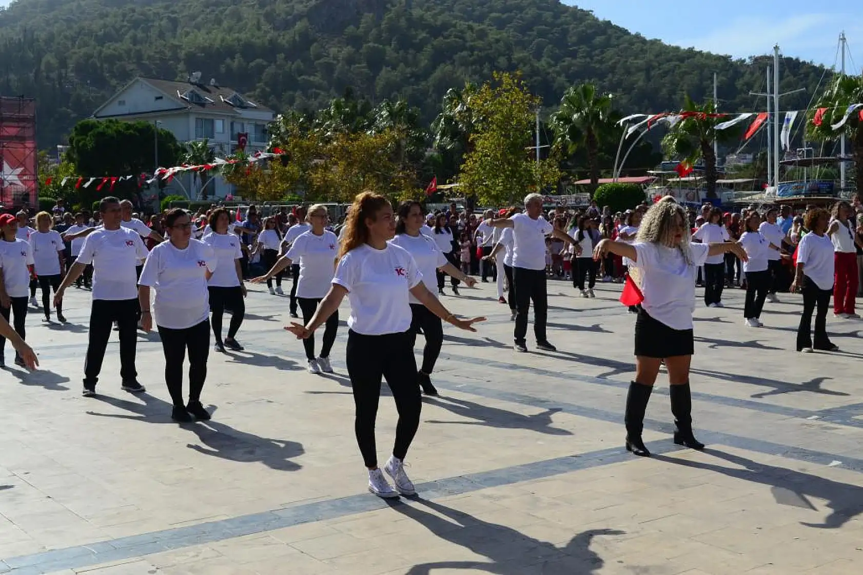 Fethiye'de 100 Kişi ile Zeybek Gösterisi Yapıldı