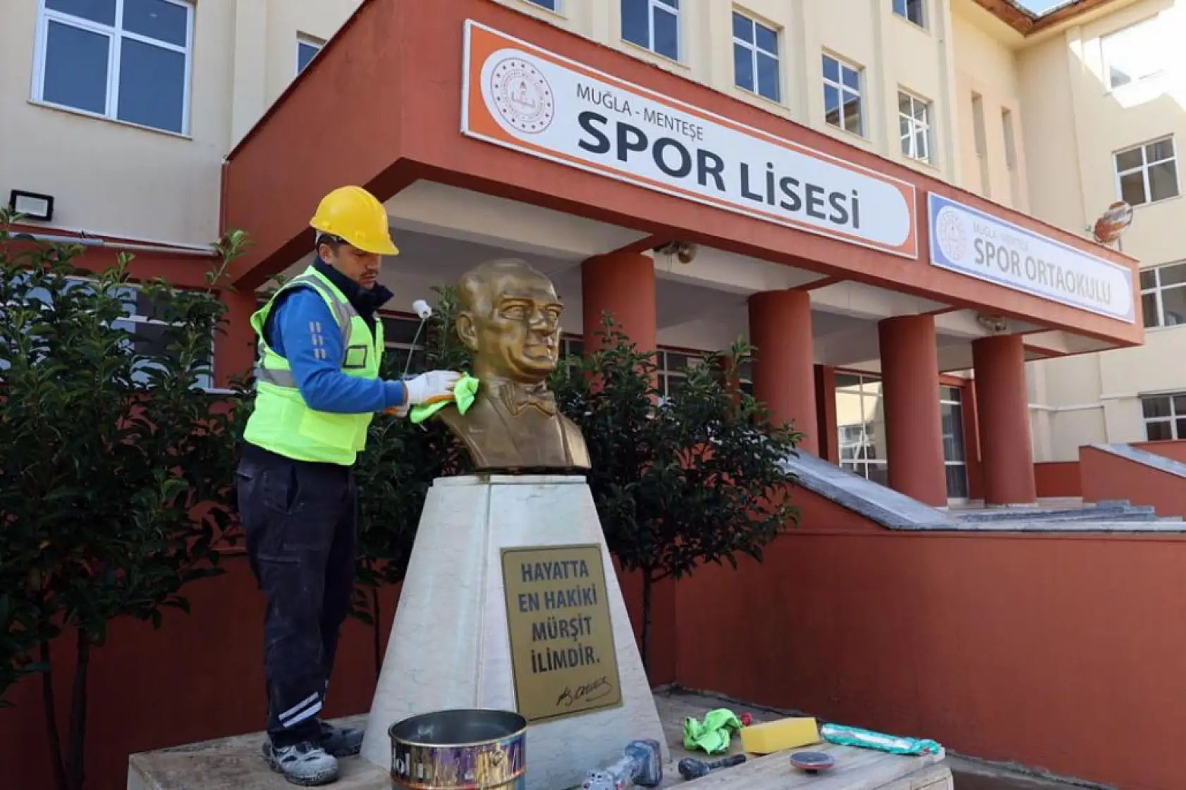 Muğla Büyükşehir'den okullara ara tatil bakımı