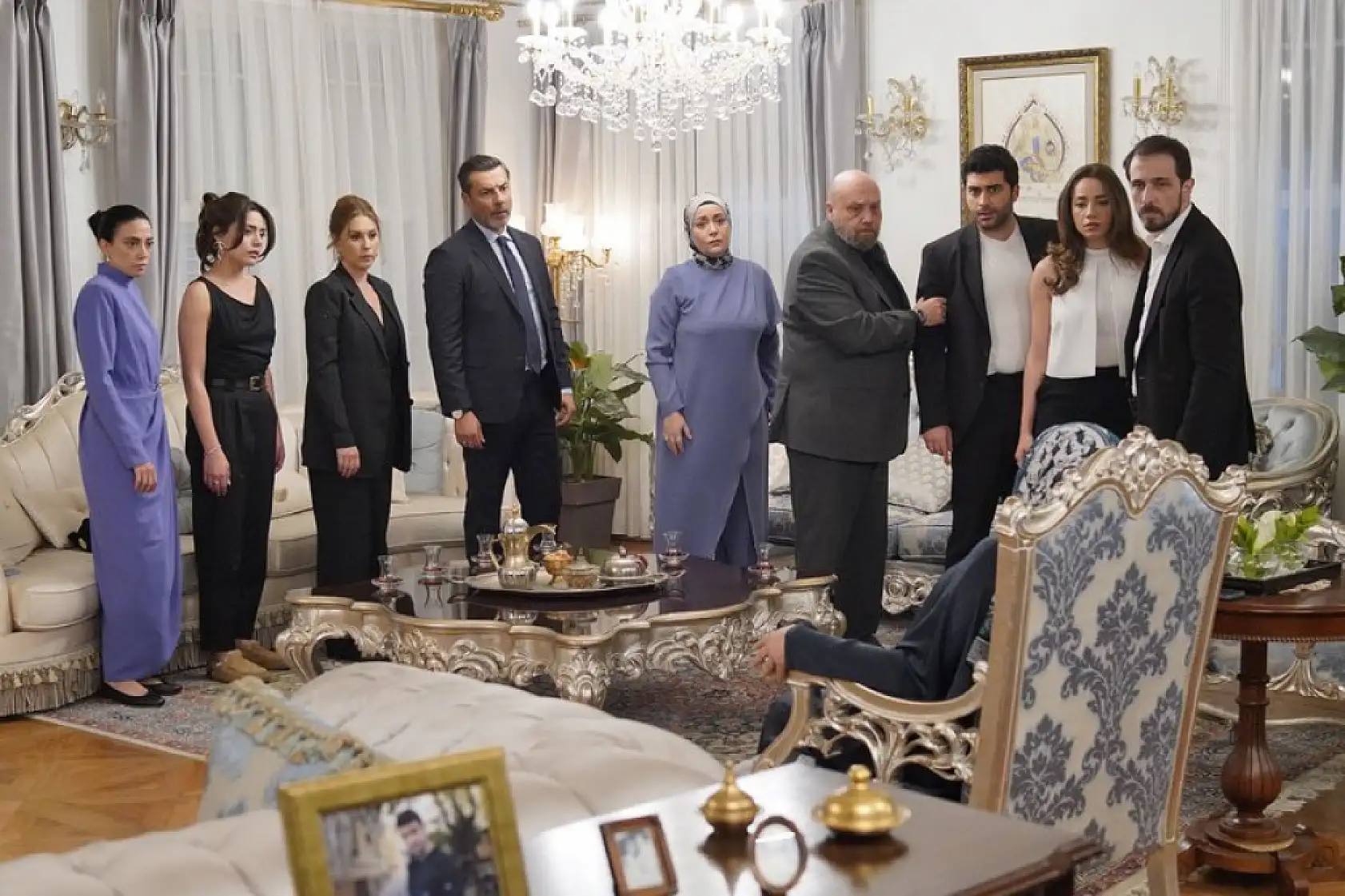 Kızılcık Şerbeti'nde Fırtına Kopuyor: Sürpriz Ayrılıklar ve Yeni Başlangıçlar!