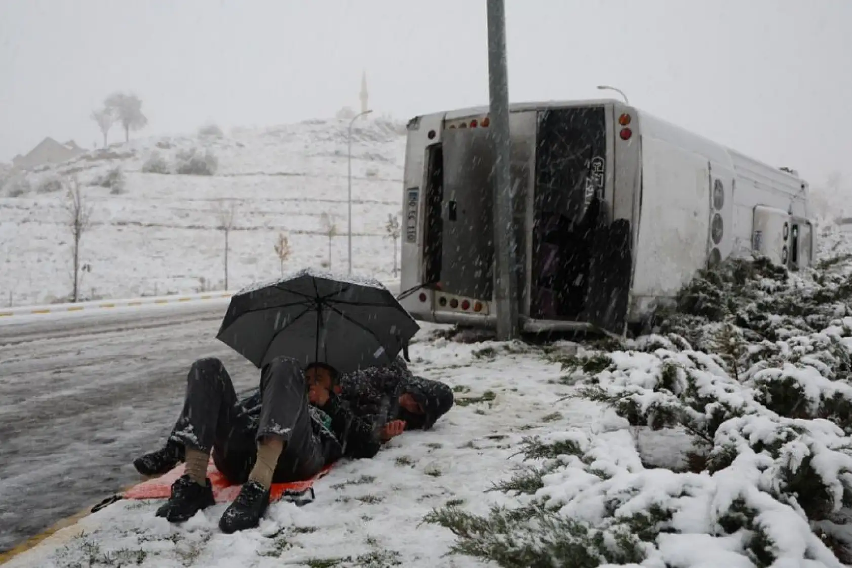 Kaza sonrası sağlık ekiplerini şemsiye ile yatarak bekledi