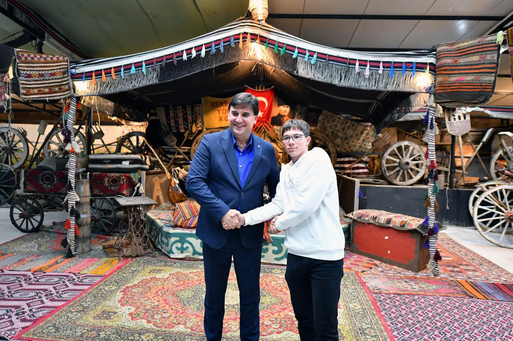 Karaca, güreşçiler ve aileleriyle bir araya geldi