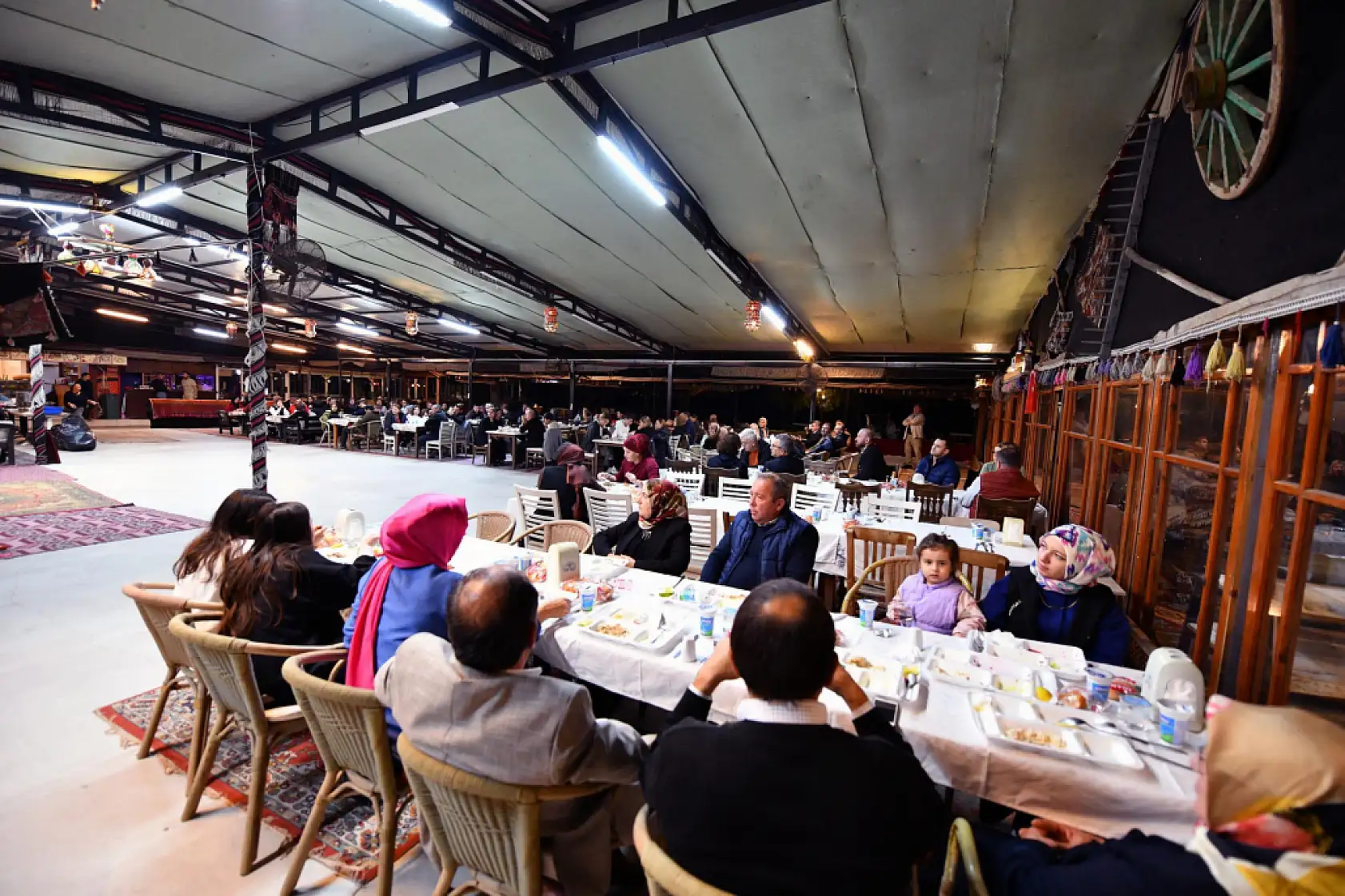 Karaca, güreşçiler ve aileleriyle bir araya geldi