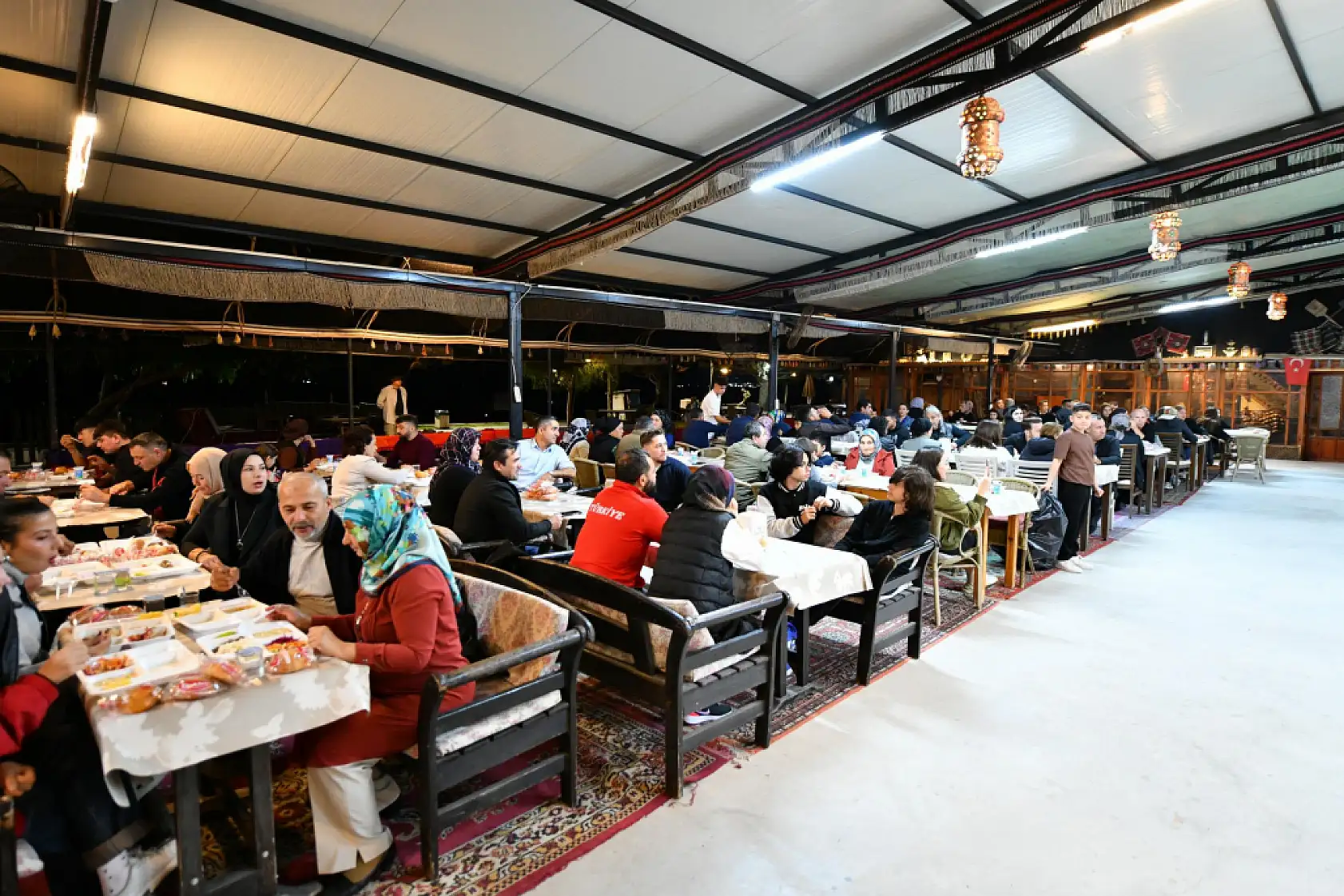 Karaca, güreşçiler ve aileleriyle bir araya geldi