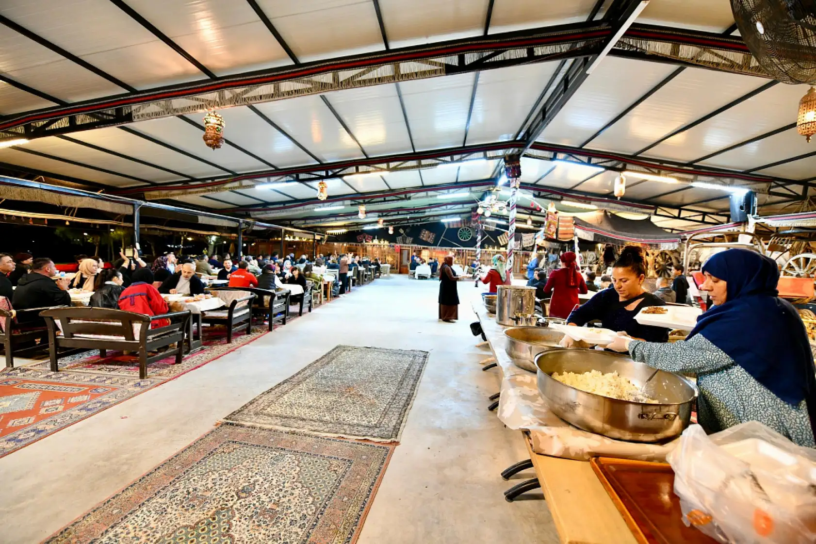 Karaca, güreşçiler ve aileleriyle bir araya geldi